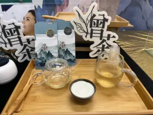 ▲興大教授&沛美生醫今共同發表，全台首創熷茶普洱漱口水粉劑，加水即可還原成潄口水。（圖／沛美生醫供科技提供）