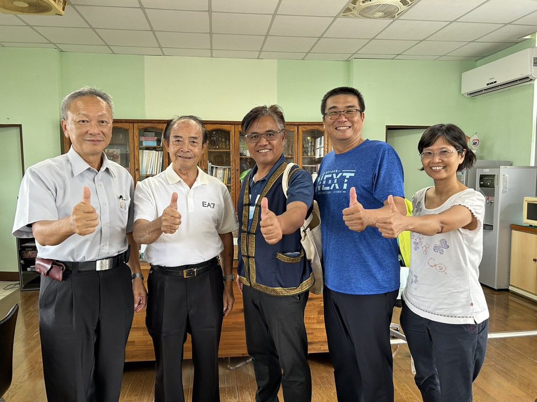 該校校友總會理事長吳東林(左一)、常務理事曾助雄(左二)拜訪東部校友。 南大／提...