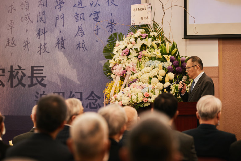 2023年1月11日，國立陽明交通大學校長林奇宏代表宣讀總統府褒揚令。（圖／陽明交大提供）