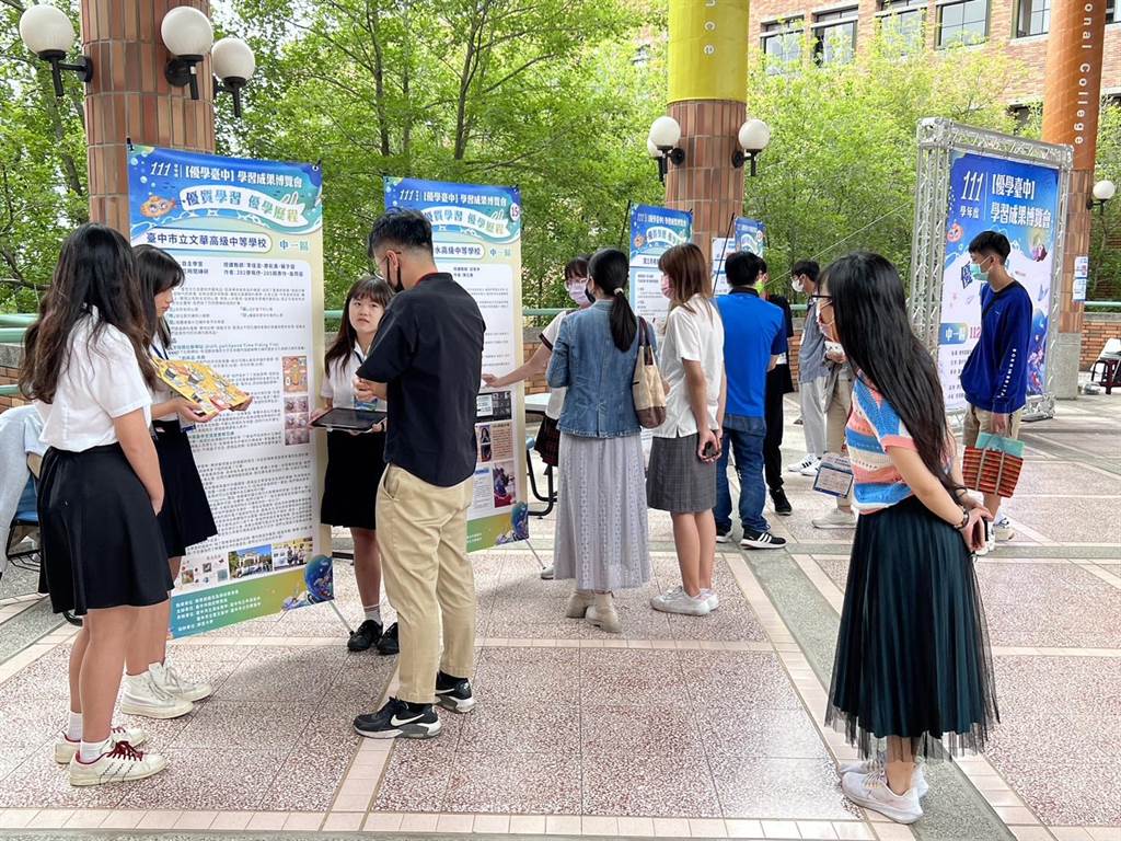 「優學台中」學習成果博覽會登場，同學向與會師長、家長等介紹自己的作品 。（清水高中提供）